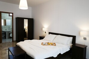 3 bedrooms, iron/ironing board, WiFi, bed sheets - Large apartment in the center of Lecce (Lecce)