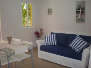 TV connectée, livres, chaîne hi-fi