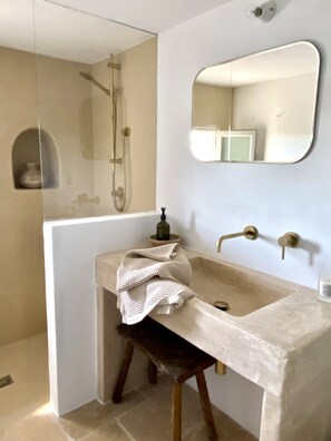 Douche, sèche-cheveux, bidet, serviettes fournies