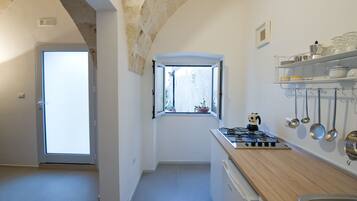 Stovetop, coffee/tea maker, cookware/dishes/utensils