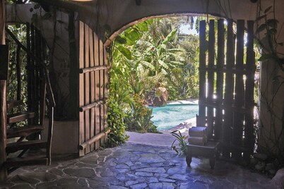 Villa Havana~ Lux Rustic Charm~ 1Min walk to Beach