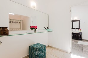 Regadera, secadora de cabello, toallas, papel de baño 