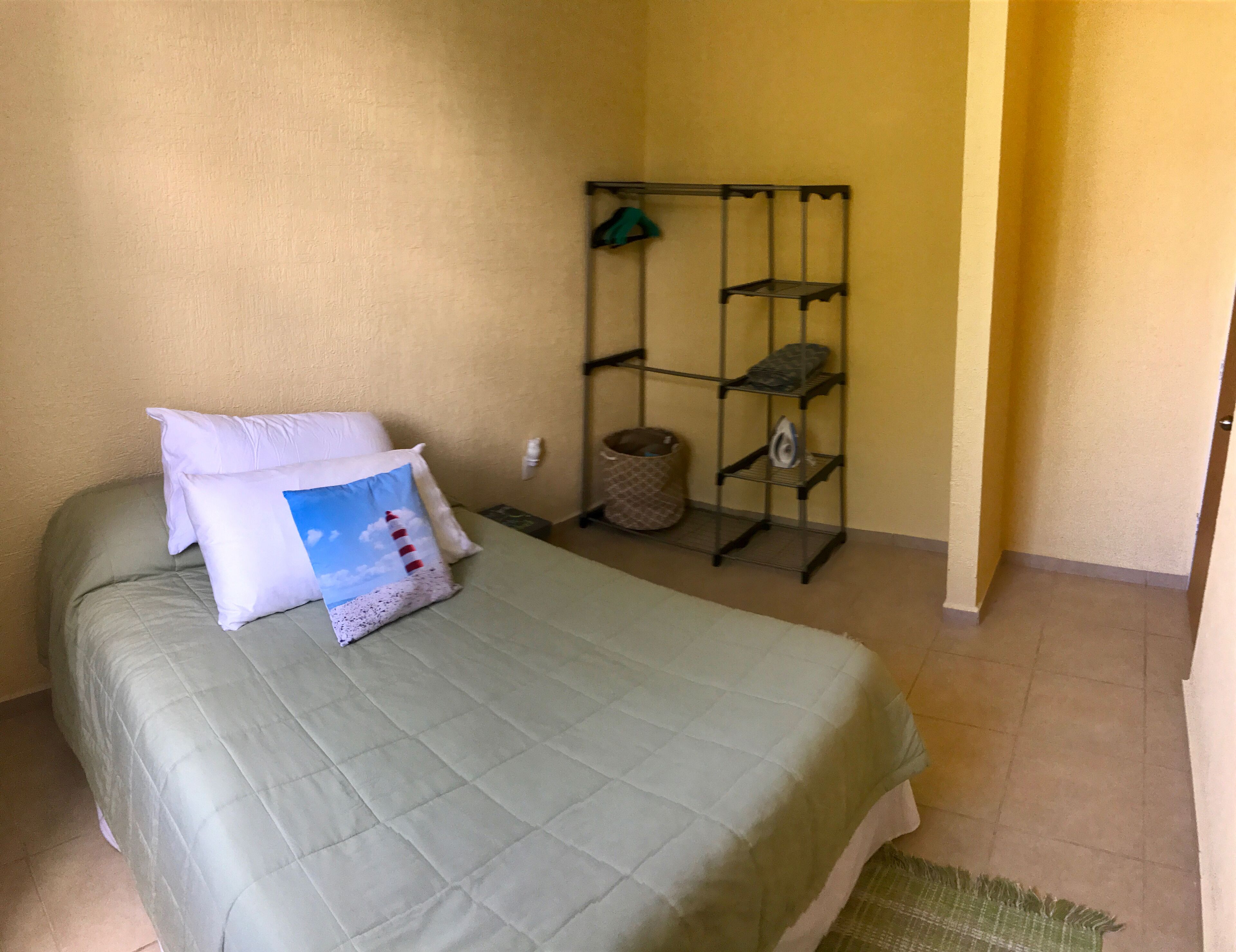 2 quartos, ferros/tábuas de passar roupa, acesso à internet