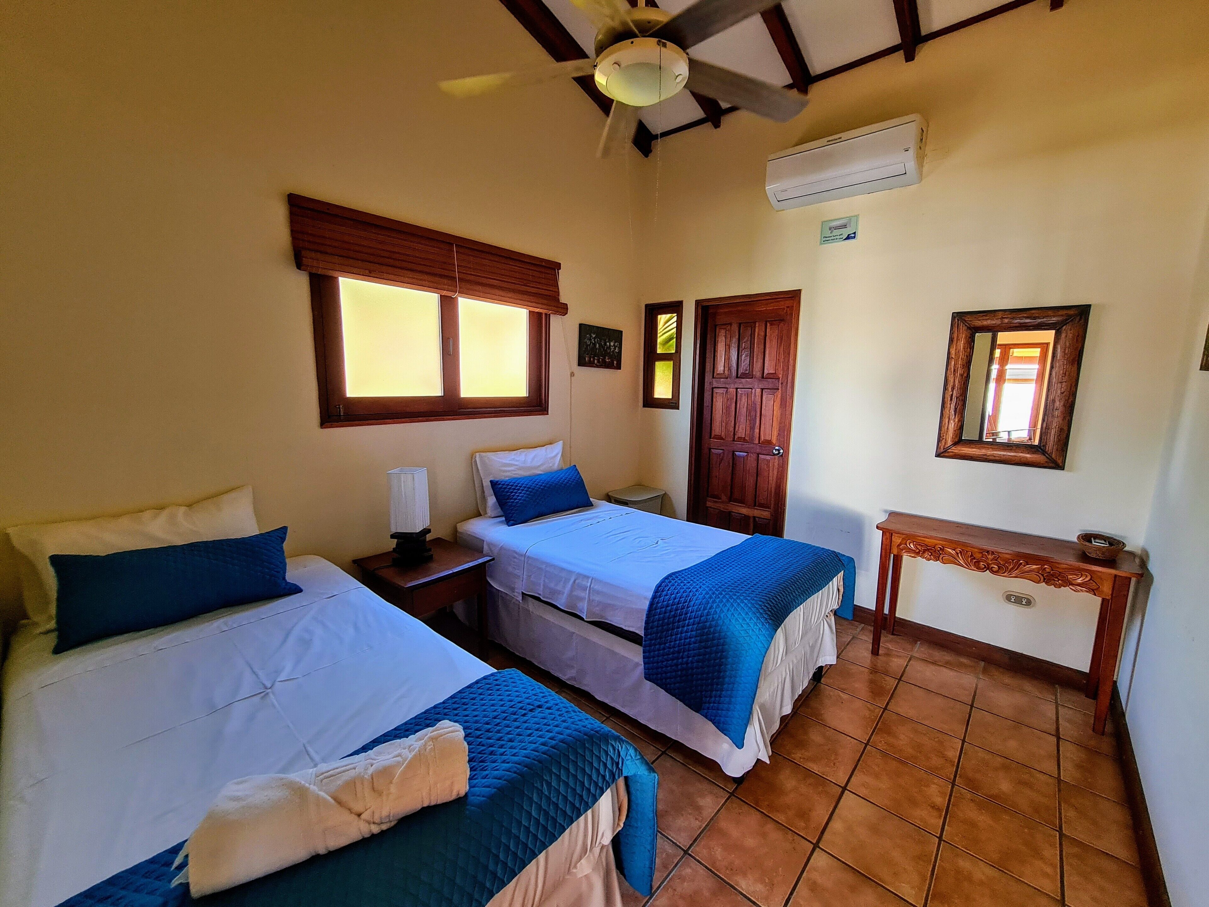 3 chambres, coffres-forts dans les chambres, bureau