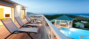 レアリゼ、息をのむような眺めの壮大なヴィラ