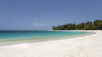 Plage, chaises longues, serviettes de plage