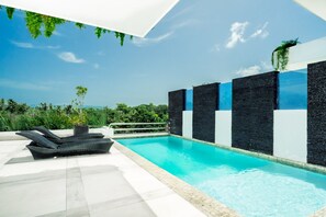 Een binnenzwembad, een buitenzwembad