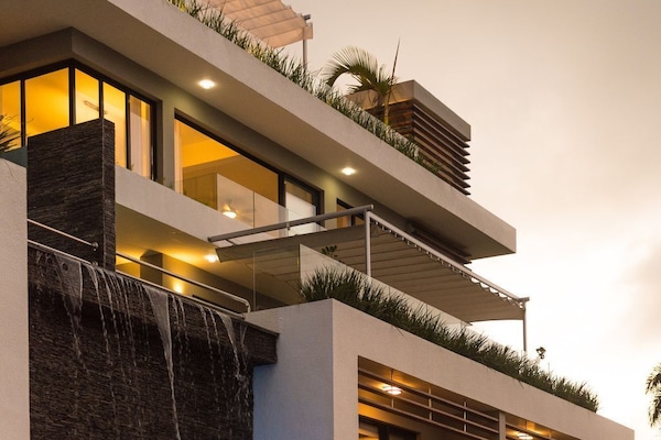 Stylish Duplex with magnificent Ocean View!!