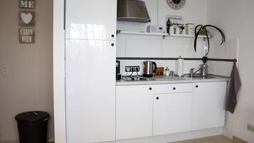 Kühlschrank, Mikrowelle, Herdplatte, Wasserkocher mit Kaffee-/Teezubehör