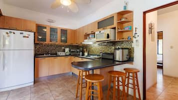 Refrigerador, microondas, cafetera/tetera, tostadora