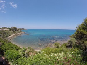En la playa, camastros y toallas de playa 
