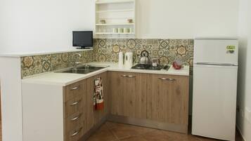 Refrigerador, parrilla de estufa, tetera eléctrica y tostadora