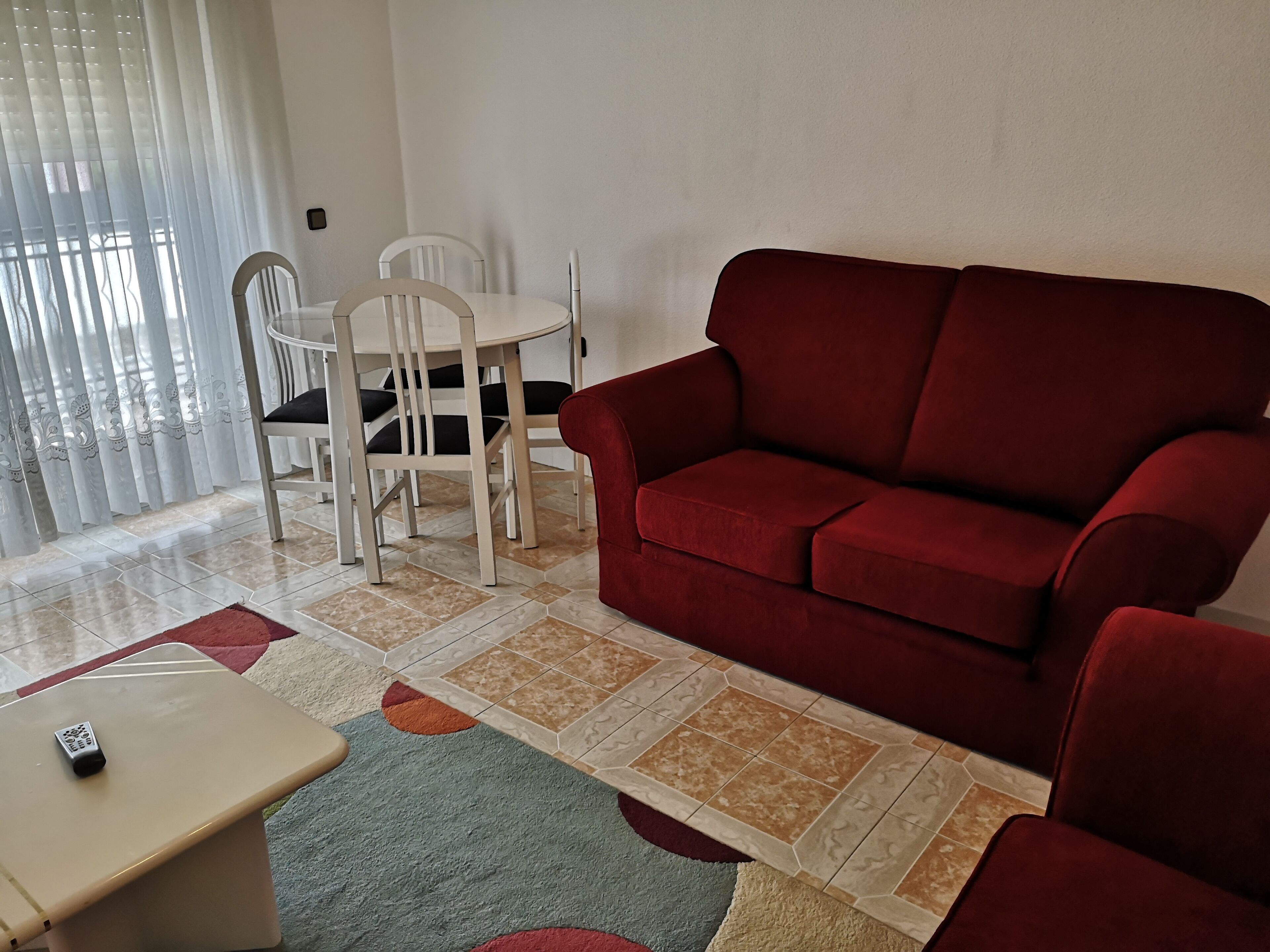 Smart TV, chimenea, estéreo