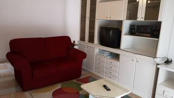 Smart TV, fireplace, stereo