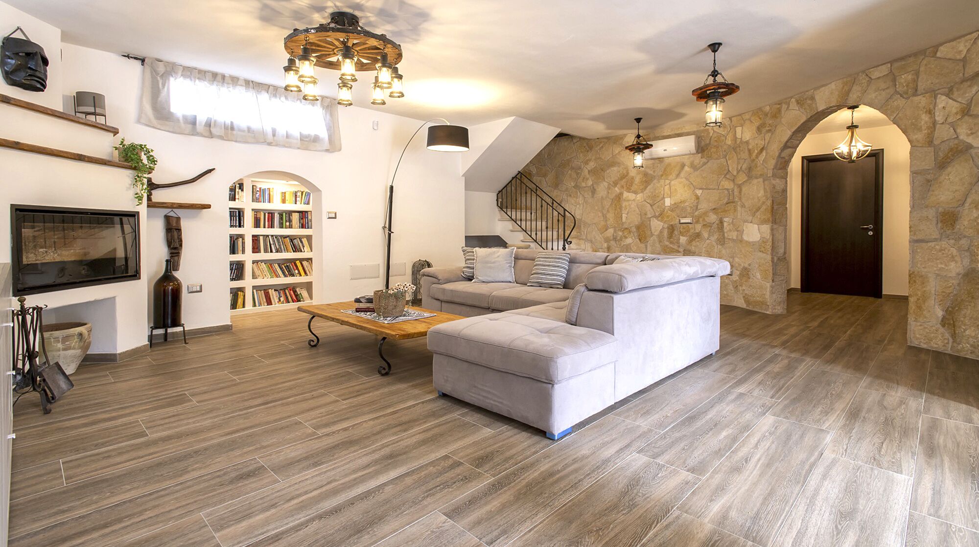 Smart-TV, Tischtennisplatte, Bücher