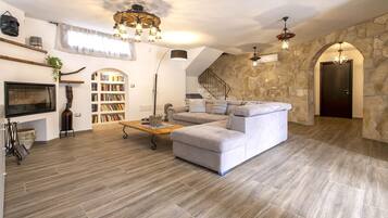 Smart-tv, ett bordtennisbord och böcker