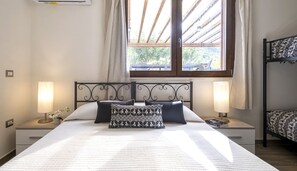 3 室のベッドルーム、セーフティボックス (室内)、デスク、アイロン / アイロン台