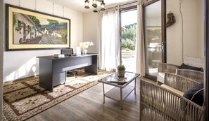 スマートテレビ、卓球台、書庫