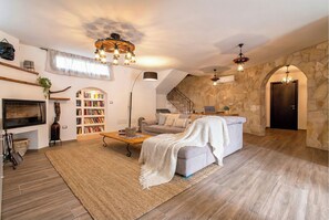 スマートテレビ、卓球台、書庫