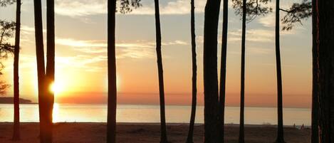 En la playa, sillas reclinables de playa, toallas de playa