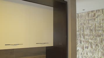 Fridge, oven, stovetop, coffee/tea maker