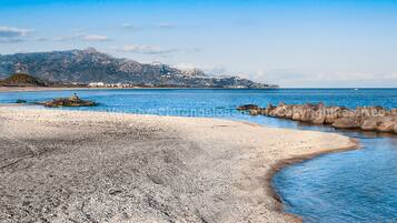 Plage, chaises longues