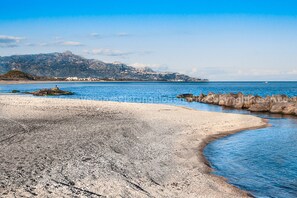 Na praia, espreguiçadeiras 