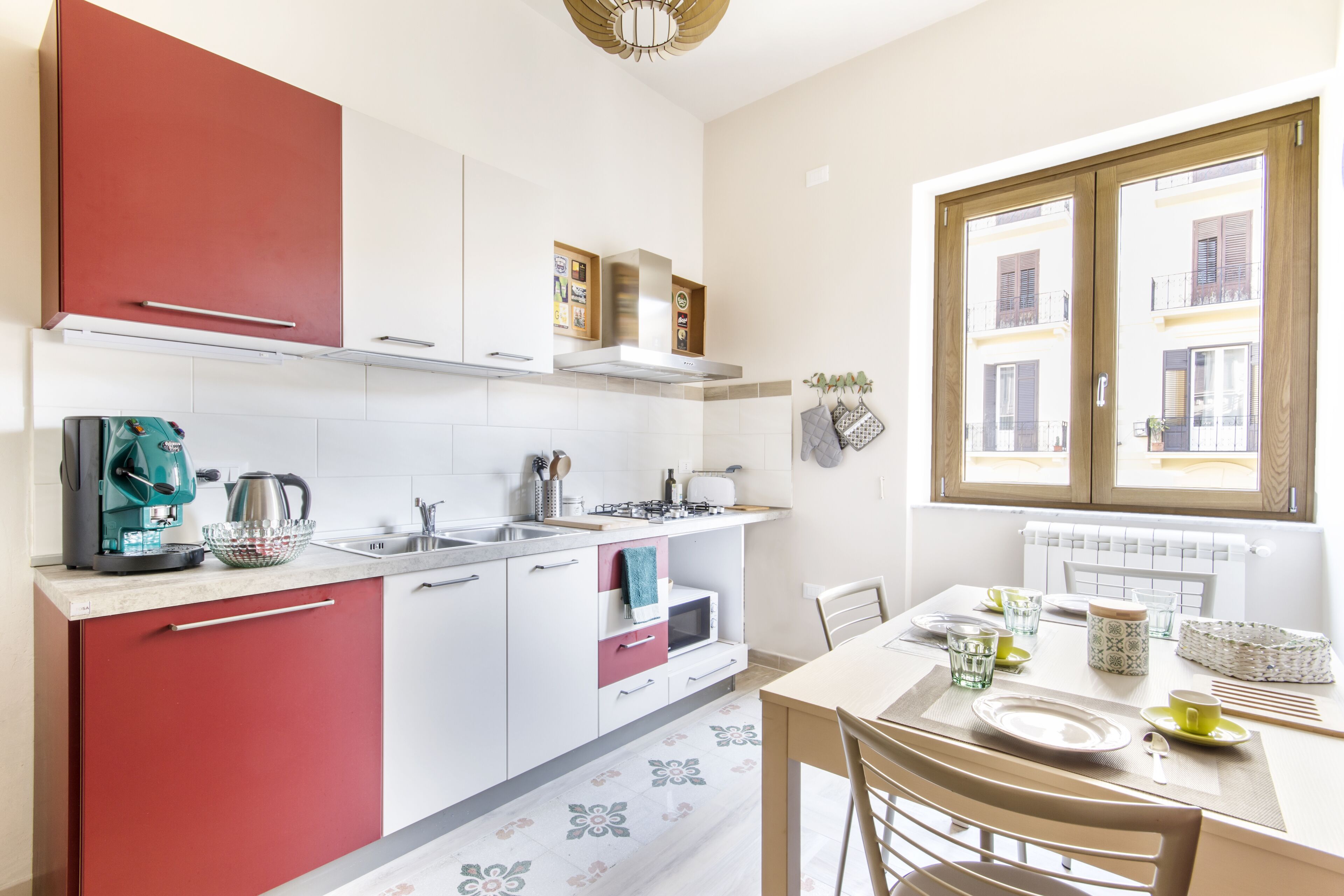 Geladeira, micro-ondas, cooktop, cafeteira/chaleira