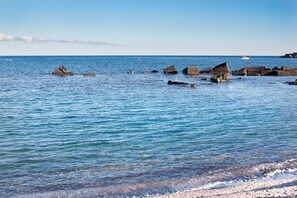 En la playa y camastros