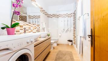Dusche, Haartrockner, Bidet, Handtücher