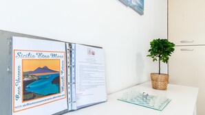 A room with a desk, a plant, and a chessboard. - SICILY ETNA SEA Beach&Pool Catania Taormina Etna District (Mascali)