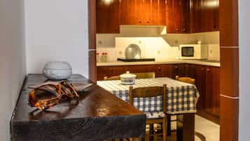 Refrigerador, microondas, parrilla de estufa y periquera