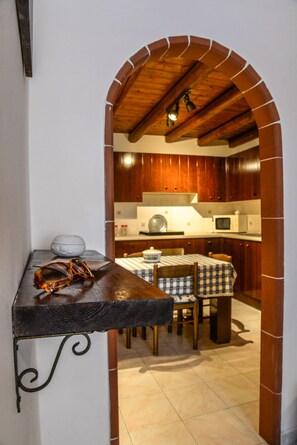 Kühlschrank, Mikrowelle, Herdplatte, Hochstuhl