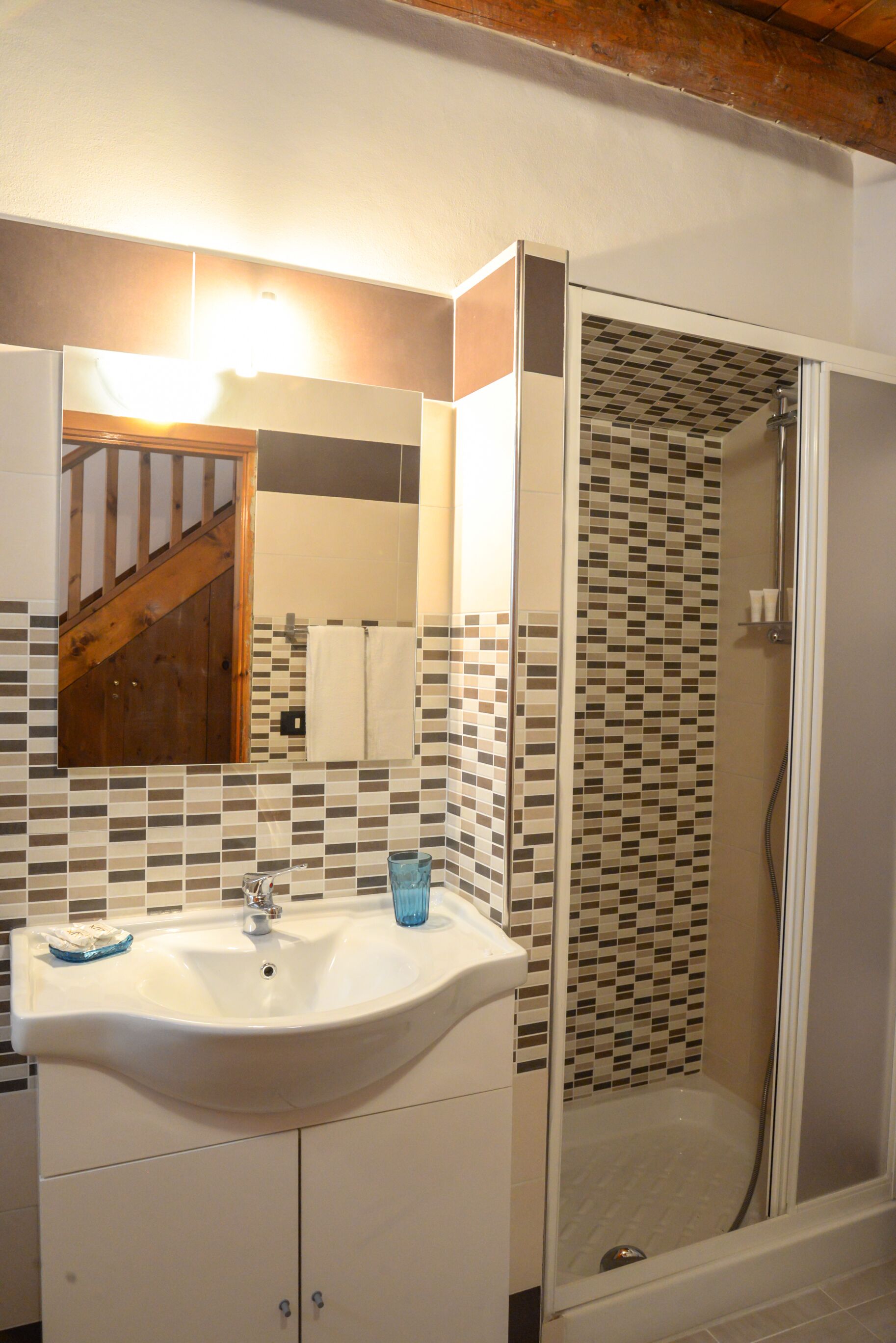 Douche, sèche-cheveux, bidet, serviettes fournies