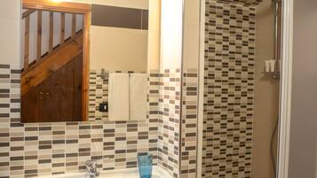 Douche, sèche-cheveux, bidet, serviettes fournies