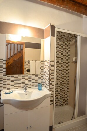 Dusche, Haartrockner, Bidet, Handtücher