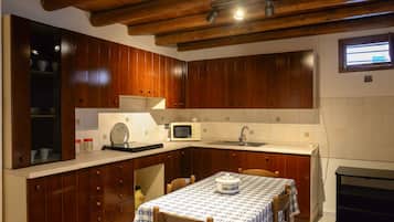 Refrigerador, microondas, parrilla de estufa y periquera