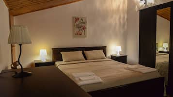 1 dormitorio, tabla de planchar con plancha, ropa de cama