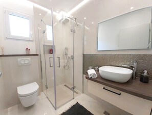 Dusche, Haartrockner, Handtücher, Seife