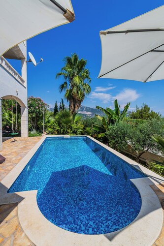  Idyllic Villa near Split, pool, garden, free parking and stunning view, (OWNER)
