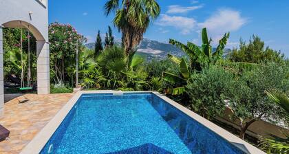 Idyllic Villa near Split, pool, garden, free parking and stunning view, (OWNER)