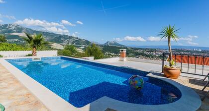 Idyllic Villa near Split, pool, garden, free parking and stunning view, (OWNER)