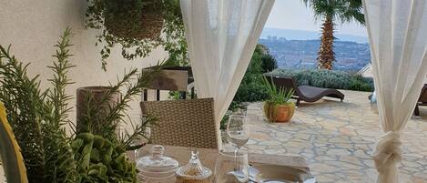 تناول الطعام بالخارج