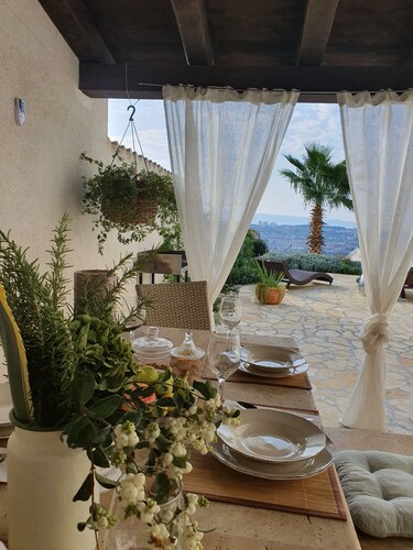  Idyllic Villa near Split, pool, garden, free parking and stunning view, (OWNER)