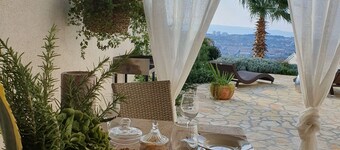  Idyllic Villa near Split, pool, garden, free parking and stunning view, (OWNER)