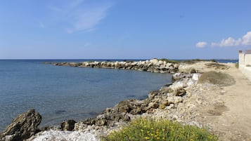 Una spiaggia nelle vicinanze, lettini da mare