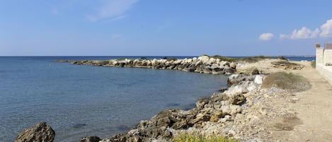 Una spiaggia nelle vicinanze, lettini da mare