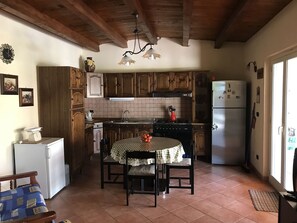Fridge, oven, stovetop, coffee/tea maker