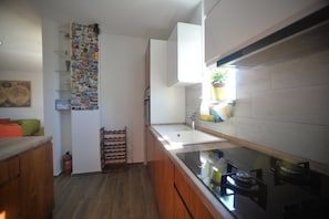 Een koelkast, een microgolfoven, een oven, een kookplaat