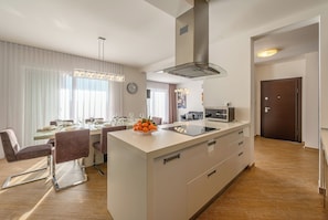 Frigorifero, microonde, forno, piano cottura